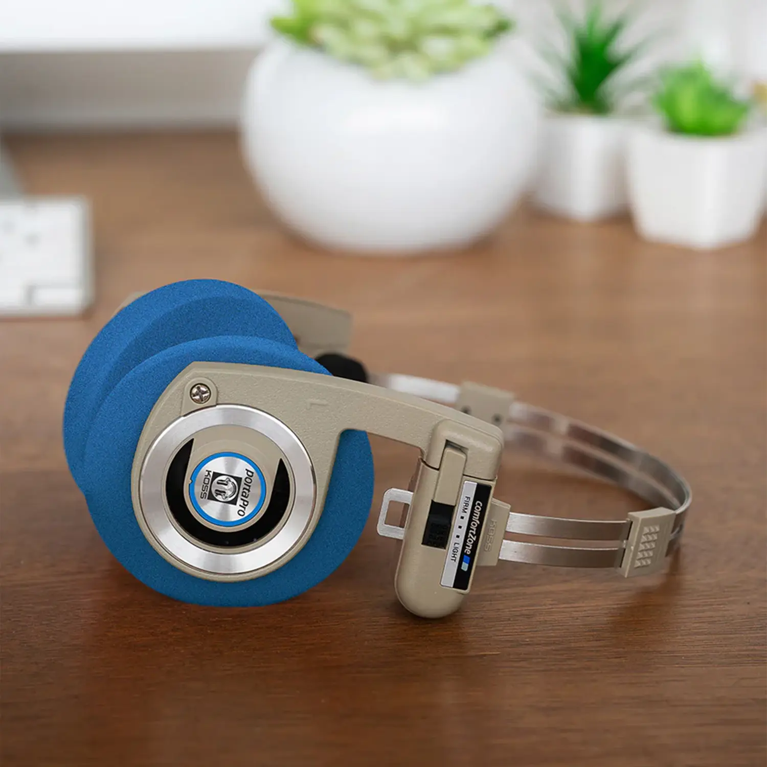 Porta Pro 2.0 Wirless-Kopfhörer mit hellblauen Ohrpolstern