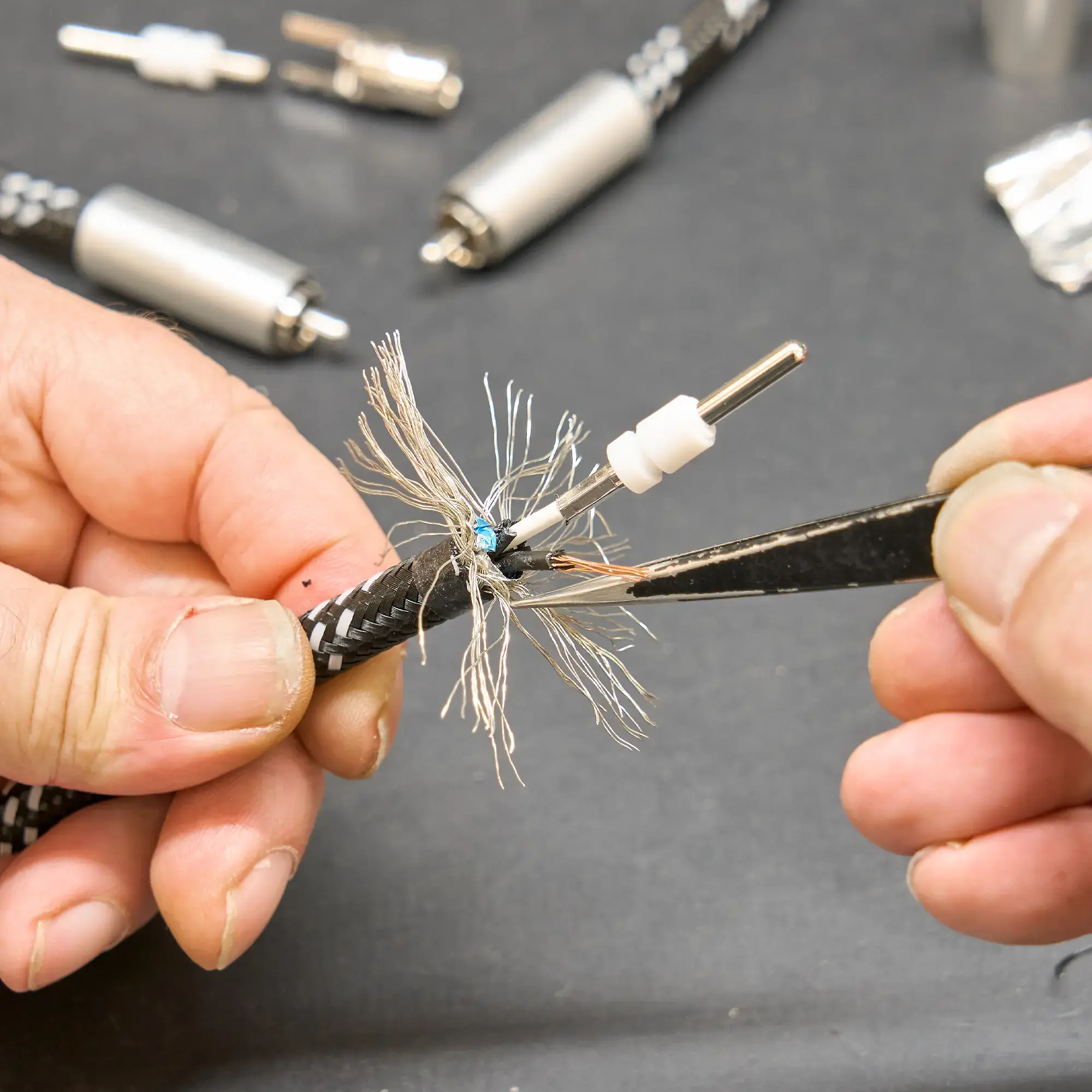 Nahaufnahme des Referent NF_404 Kabels mit aufgedrehten Litzen