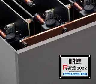 Nahaufnahme eines AC-4500-Geräts mit sichtbaren Spulen und einem Etikett mit der Aufschrift „Produkte des Jahres 2022 – Inakustik Reference AC-4500“