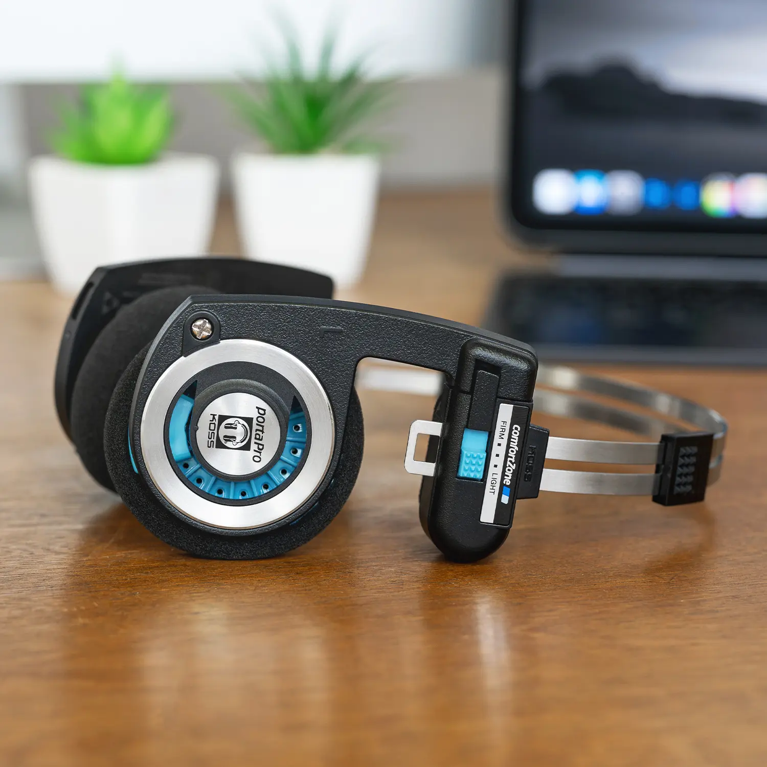 Koss Porta Pro Wireless Kopfhörer auf Schreibtisch