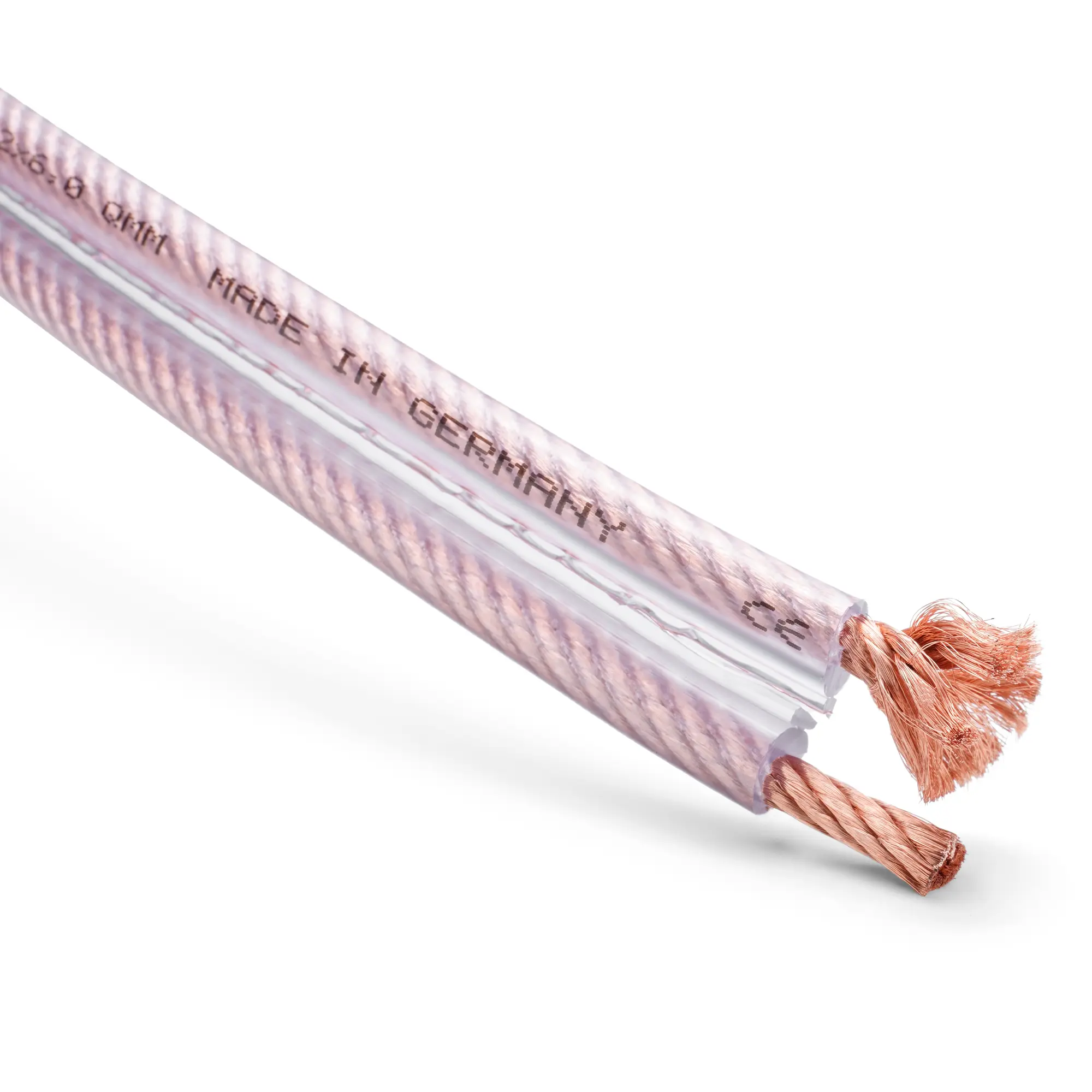 Nahaufnahme des transparenten Exzellenz Kupferkabels mit aufgedrehten Litzen auf einer Seite.