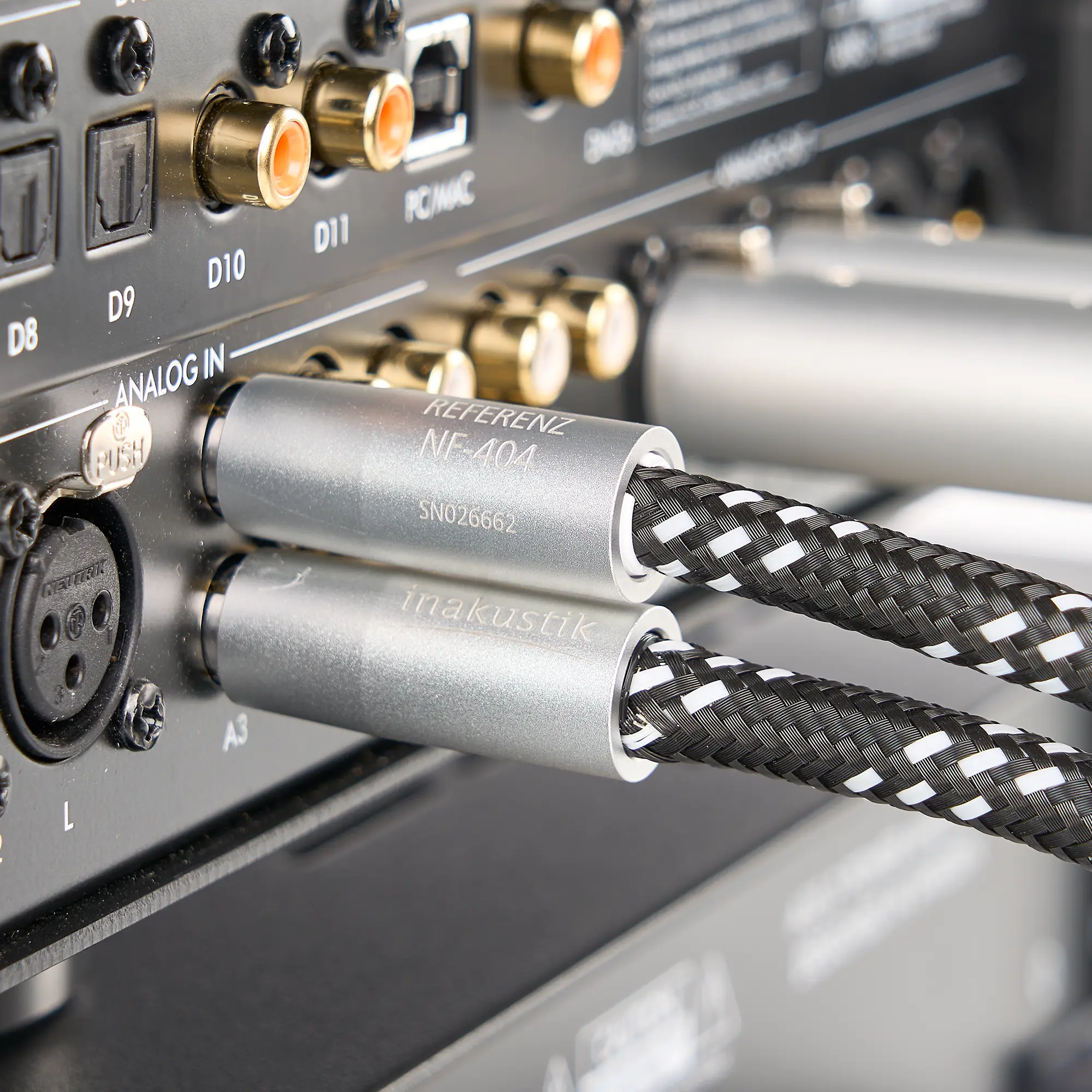 Nahaufnahme eines Referenz NF-404 XLR angeschlossen an einem Verstärker