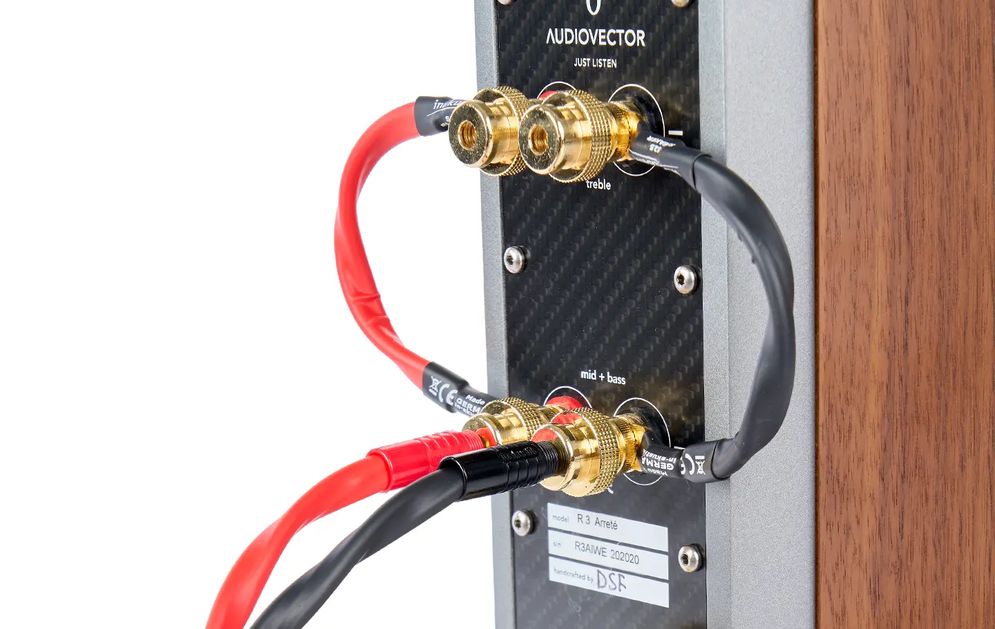 S25 Biwire Brücken angeschlossen an einem Audiovector Lautsprecher