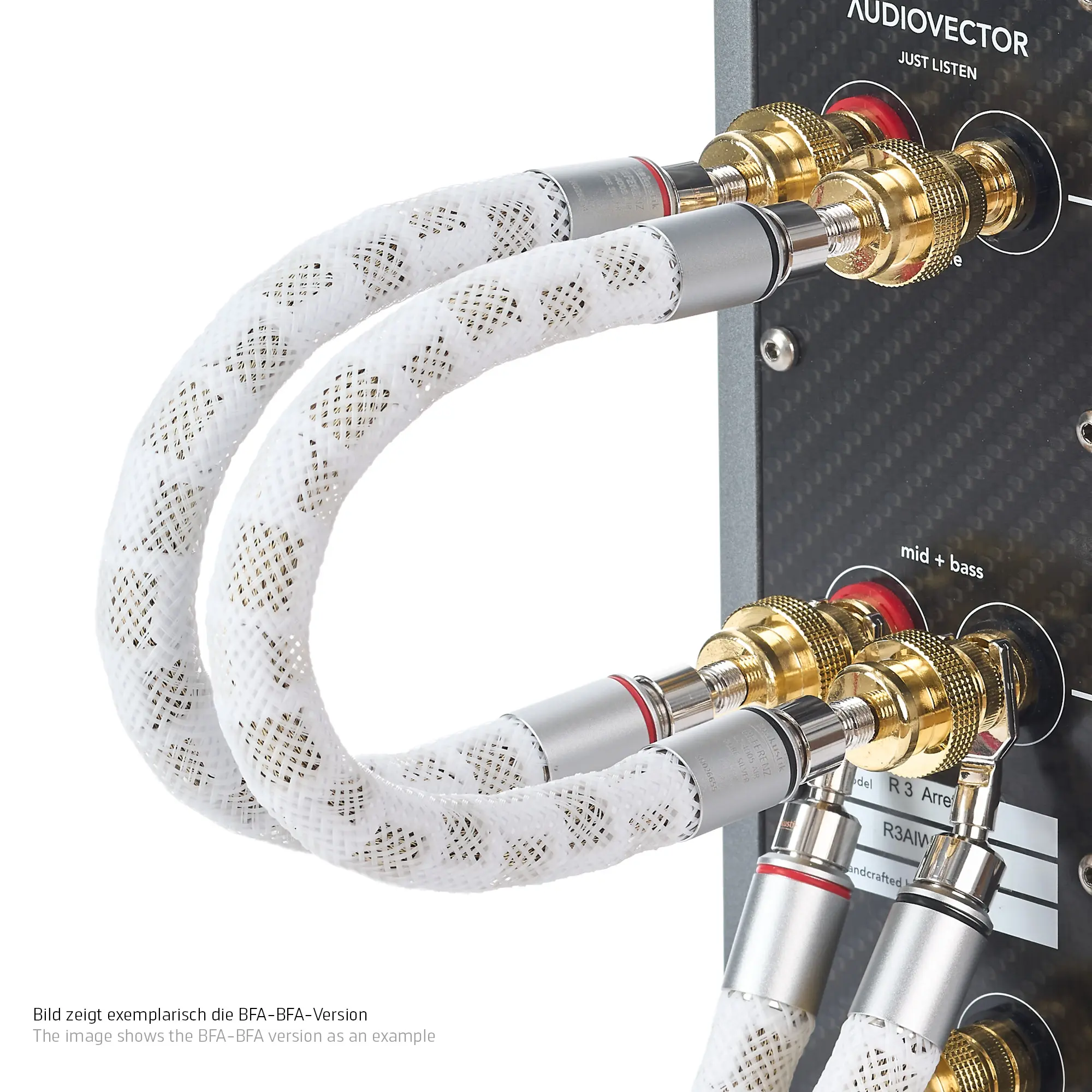 Lautsprecherkabel 4005 AIR biwire Brücken angesteckt an einem Verstärker 