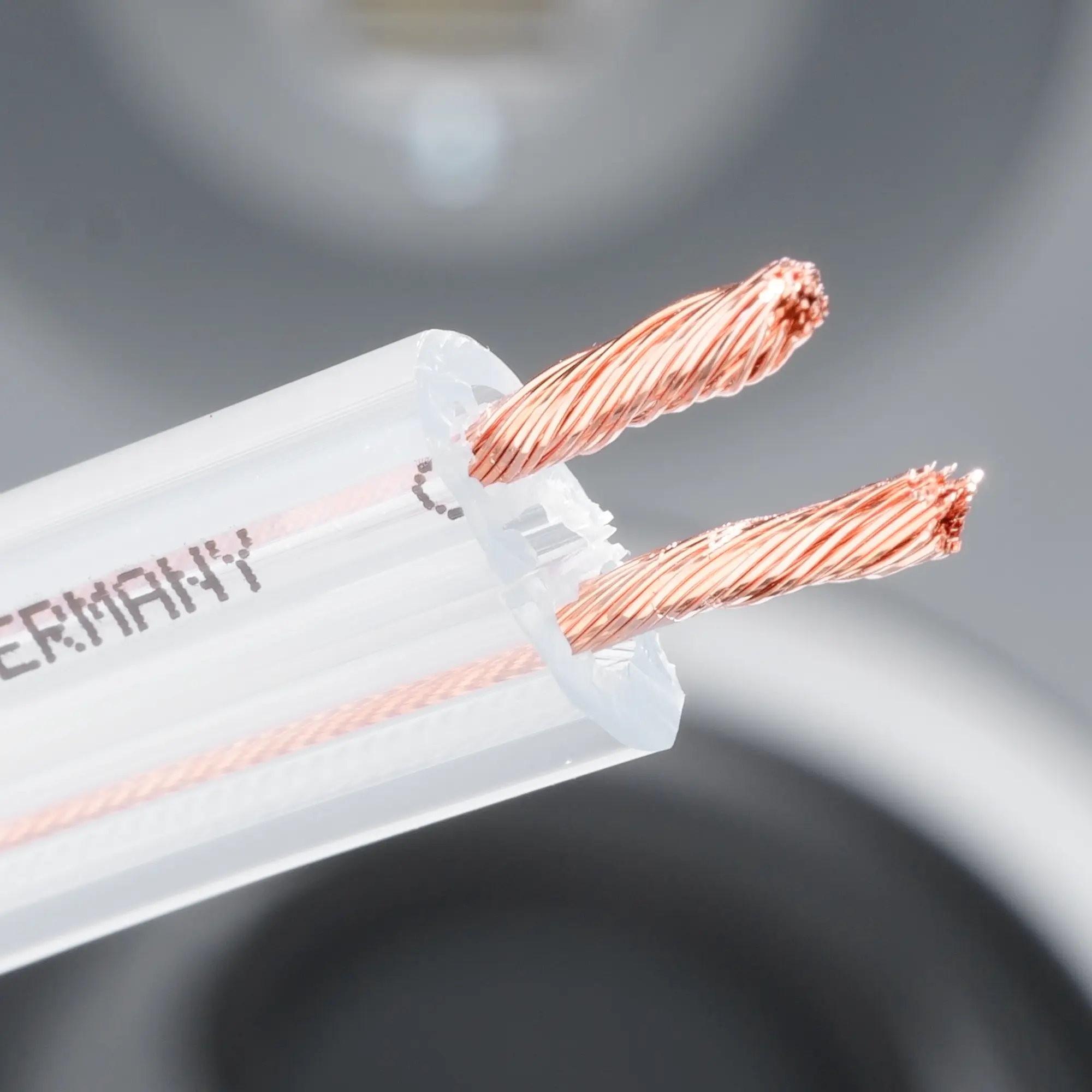 Nahaufnahme vom Exzellenz Kupferkabel mit offenliegenden Kupferdrähten.