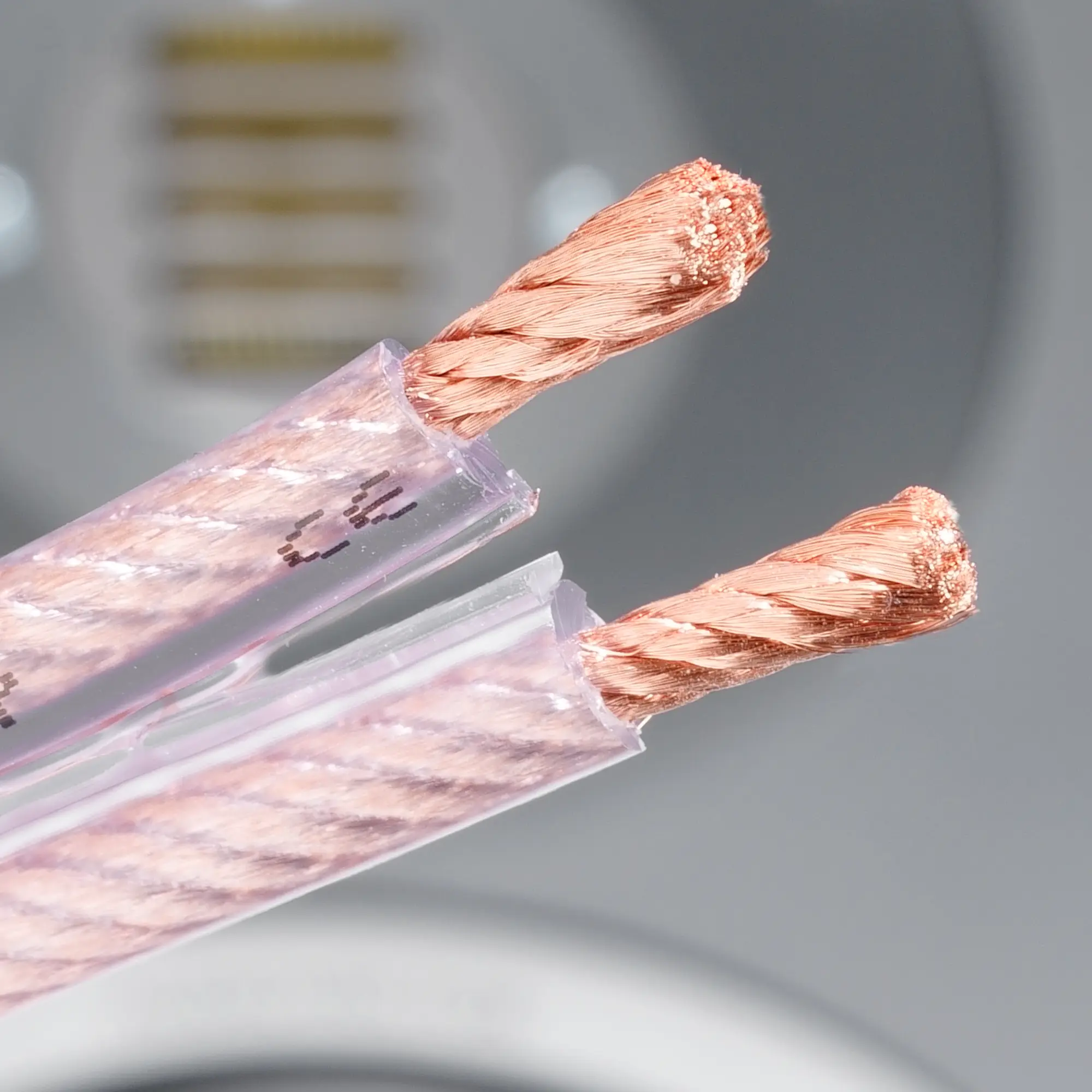 Nahaufnahme des transparenten Exzellenz Kupferkabels mit aufgedrehten Litzen auf einer Seite.