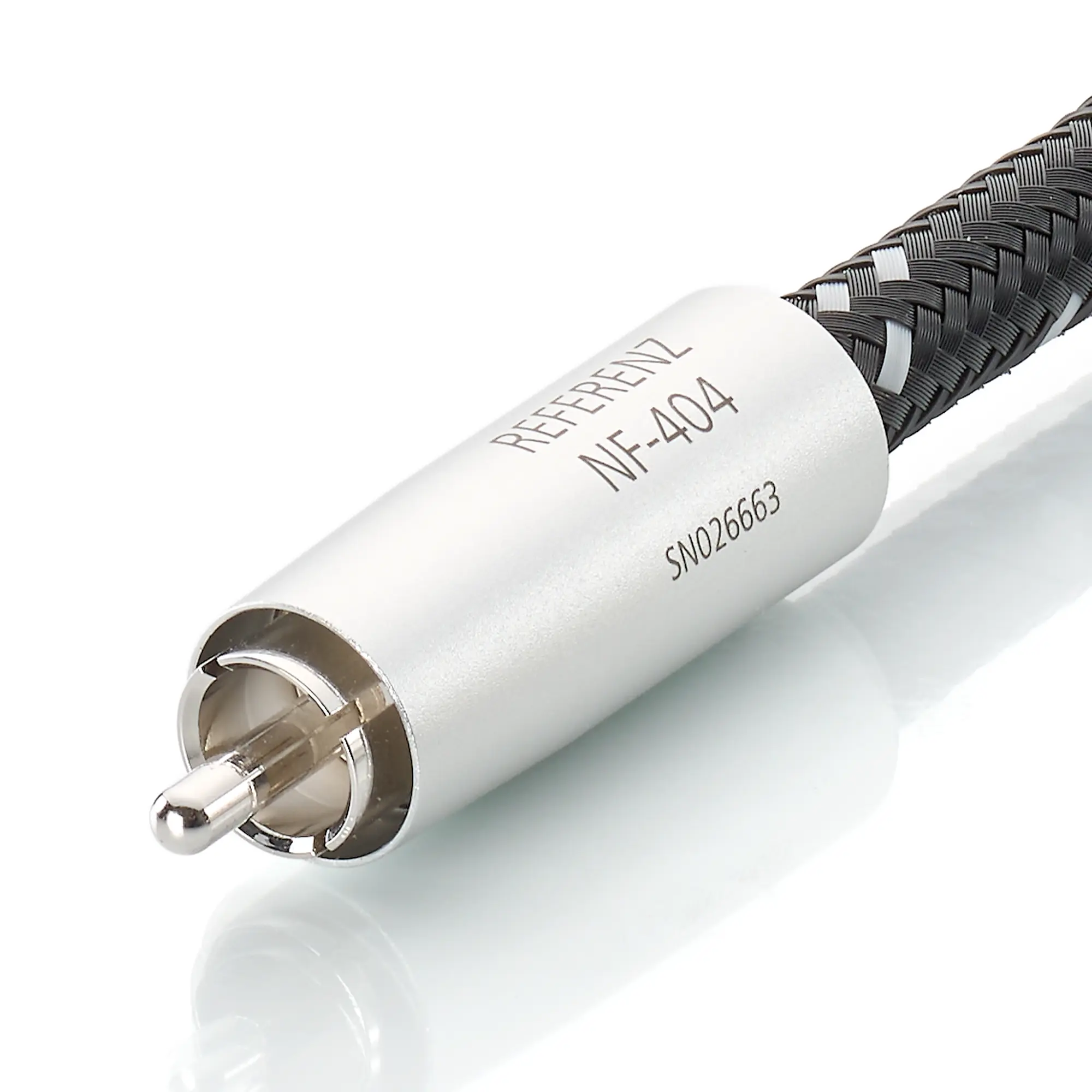 Nahaufnahme eines Referenz NF-404 RCA steckers